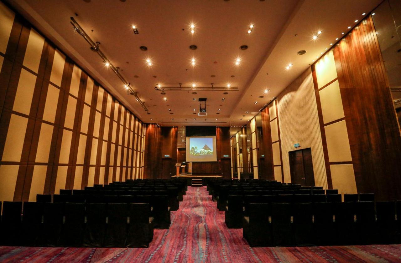 Avani Sepang Goldcoast Resort Kampong Bagan Lalang Kültér fotó The Auditorium
