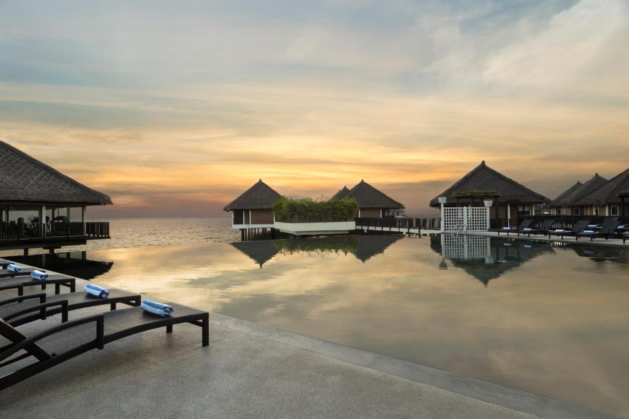 Avani Sepang Goldcoast Resort Kampong Bagan Lalang Kültér fotó Sunset at the resort