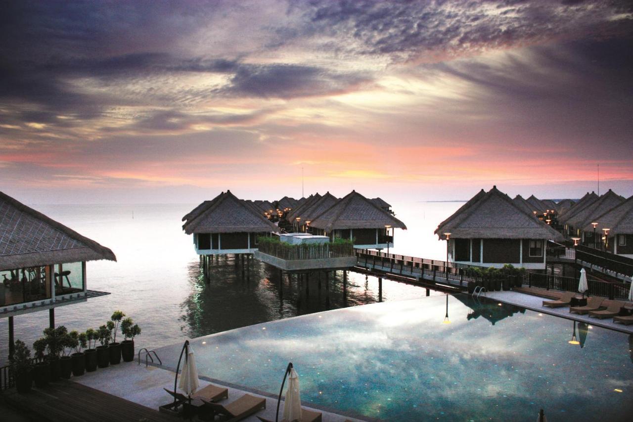 Avani Sepang Goldcoast Resort Kampong Bagan Lalang Kültér fotó The resort's overwater villas