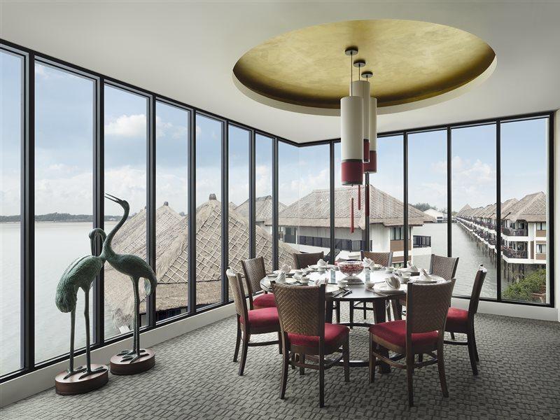 Avani Sepang Goldcoast Resort Kampong Bagan Lalang Kültér fotó The dining room at the 101st floor