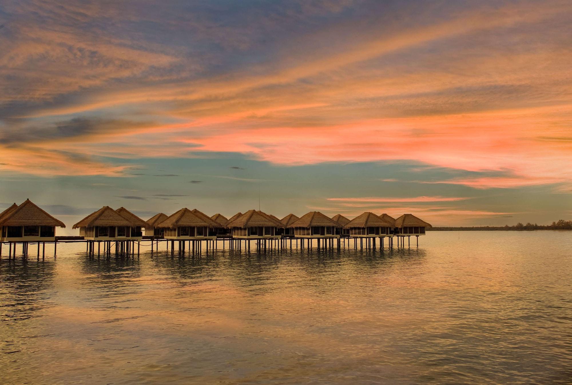Avani Sepang Goldcoast Resort Kampong Bagan Lalang Kültér fotó Sunset at the Shangri-La Resort