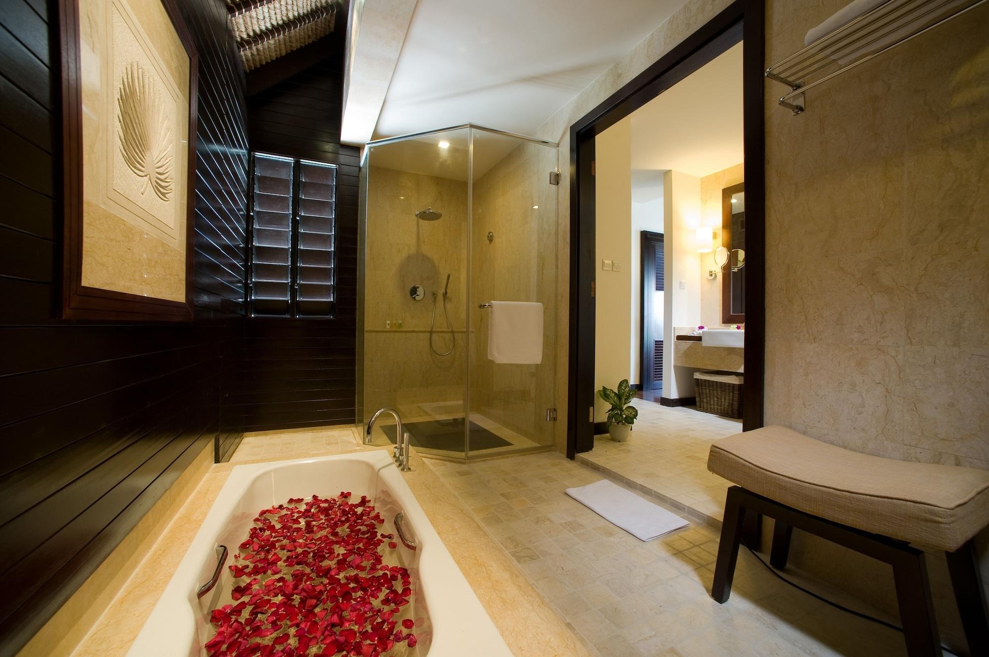 Avani Sepang Goldcoast Resort Kampong Bagan Lalang Kültér fotó A bathroom at The Oberoi, Mumbai
