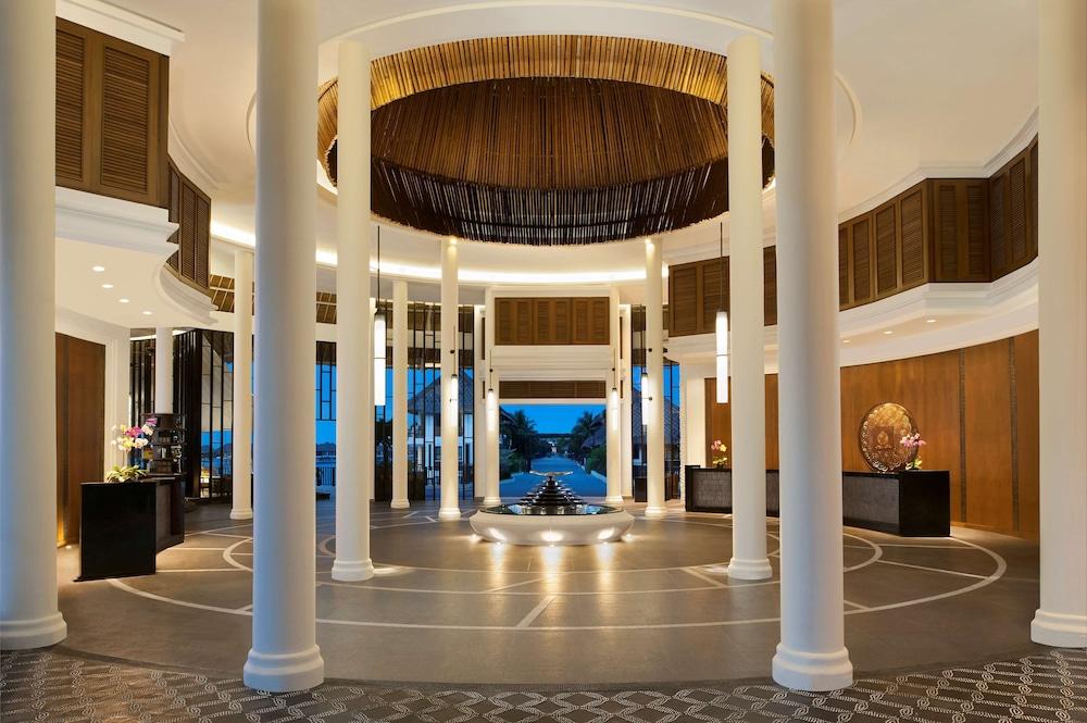 Avani Sepang Goldcoast Resort Kampong Bagan Lalang Kültér fotó The lobby of the hotel