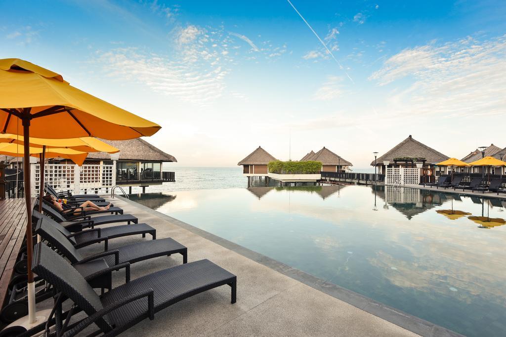 Avani Sepang Goldcoast Resort Kampong Bagan Lalang Kültér fotó The resort's infinity pool
